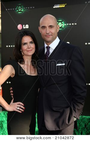 LOS ANGELES - JUN 15: Liza Marshall, Mark Strong Green Lantern Premiere am Graumans Ankunft
