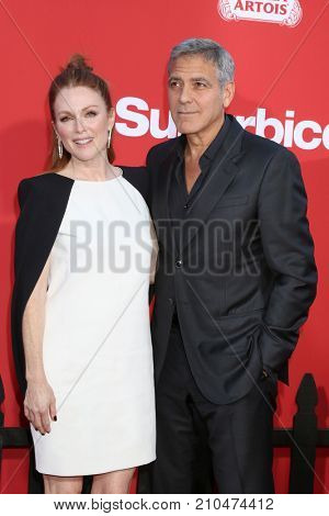 LOS ANGELES - OCT 22:  Julianne Moore, George Clooney at the 