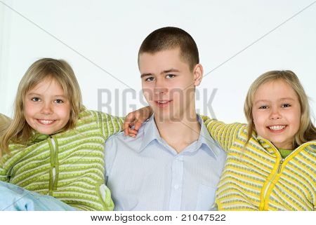 Teenager med hendes søstre