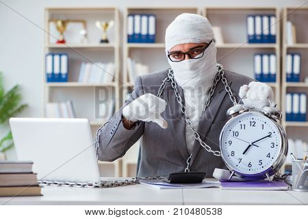 Bandaged businessman worker working in the office doing paperwork