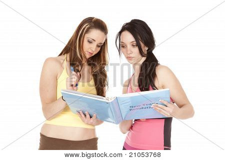 フォルダーを探している女性