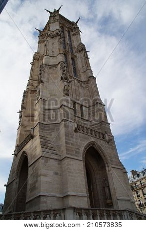 The tower Saint Jacques is an isolated tower, built between 1509 and 1523, raised (drawn up) in the middle of the first Parisian public garden, which bears its name, in 4 District of Paris. While resuming certain elements of the style contemporary Louis X