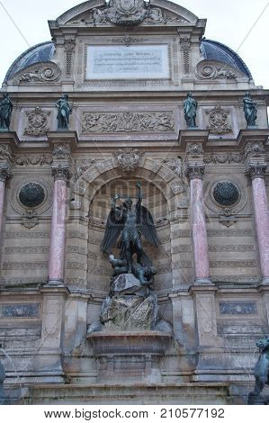 La Fontaine Saint-michel Est Une Fontaine Située Dans Le 6e Arrondissement De Paris Sur La Place Sai