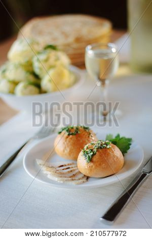 Ukarnian food - round pastries pampushki on ceramic plate