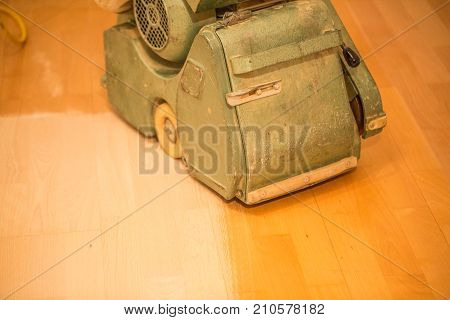 Sand the parquet with the machine, old, revovate