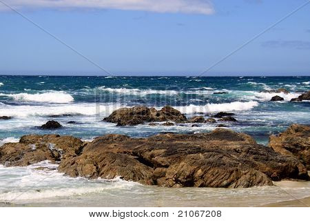 skalnaté pobřeží v Asilomar, Pacific Grove, Kalifornie