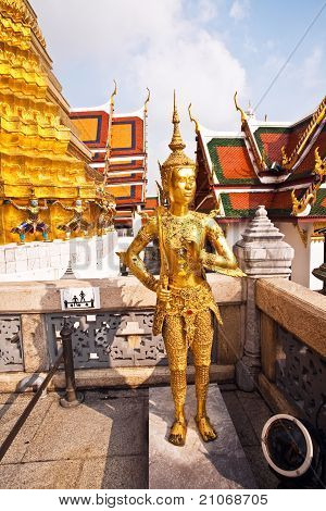 Um Kinaree, uma figura da mitologia, no grande palácio de Bangcoc