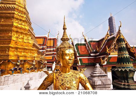 Um Kinaree, uma figura da mitologia, no grande palácio de Bangcoc