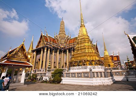 มีชื่อเสียงวัดพระศรีรัตนเจดีย์ปกคลุมไป ด้วยทองเปลวในภายในพระบรมมหาราชวัง
