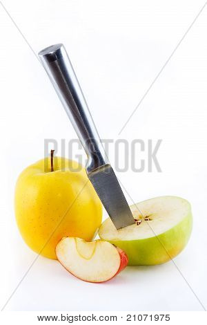 Červená žlutá a zelená Čerstvá jablka plátky a nůž