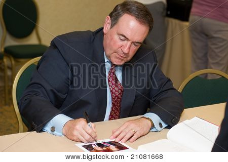 NEW ORLEANS, LA - Juni: Der ehemalige Gouverneur Mike Huckabee bei einer Signierstunde auf der republikanischen Führer