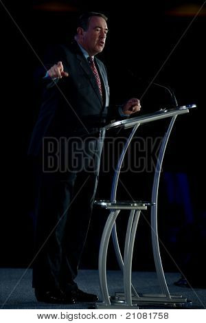 NEW ORLEANS, LA - 16 giugno: L'ex governatore Mike Huckabee affronta la Confere Leadership repubblicana