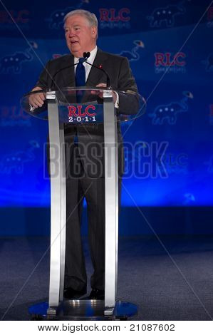 NEW ORLEANS, LA - 17 giugno: Il governatore del Mississippi Haley Barbour affronta il Co Leadership repubblicana