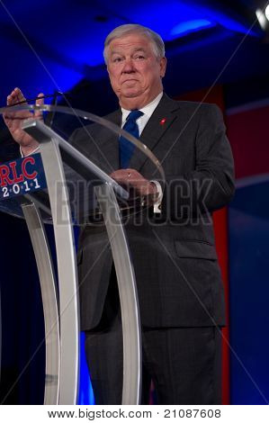 NEW ORLEANS, LA - 17 giugno: Il governatore del Mississippi Haley Barbour affronta il Co Leadership repubblicana
