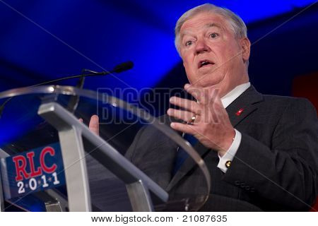 NEW ORLEANS, LA - 17 giugno: Il governatore del Mississippi Haley Barbour affronta il Co Leadership repubblicana