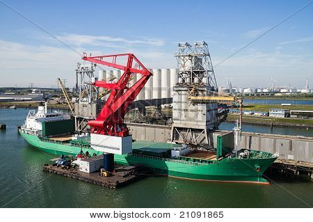 Grain Elevator mit Terminal, Krane und Schiff