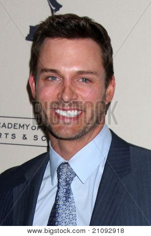 LOS ANGELES - JUN 16: Eric Martsolf dorazí na Akademie televizních umění a věd denní 