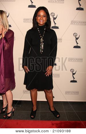 LOS ANGELES - JUN 16: Tonya Lee Williams přijíždí na Akademie televizních umění a věd den