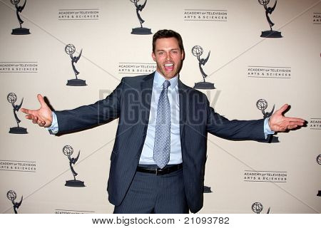 LOS ANGELES - JUN 16: Eric Martsolf dorazí na Akademie televizních umění a věd denní 