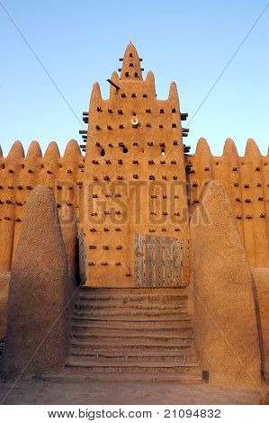 Puerta principal y el minarete de la mezquita de Djenné