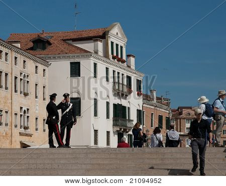 Polizia italiana guarda la folla di Venezia.