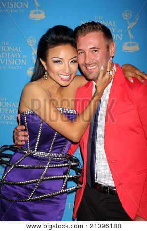 LOS ANGELES - 17 de JUN: Jeannie Mai, marido llega a la 38ª anual día creativo Artes & Entert