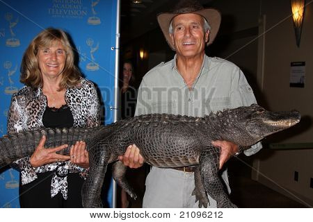 LOS ANGELES - giu 17: Jack Hanna & Baby alligatore arrivano al 38th Annual Daytime Creative Arts &