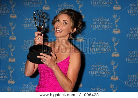 LOS ANGELES - JUN 17: Natalie Morales accepterar Emmy för regissören Joe Michaels i området tryck på t