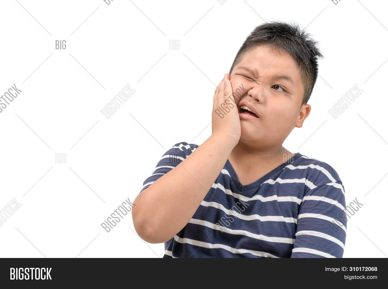 Мальчик с больными зубами. Зубная боль у ребенка. Болезненный мальчик. У мальчика сильно болели зубы. Зубная боль у ребенка.