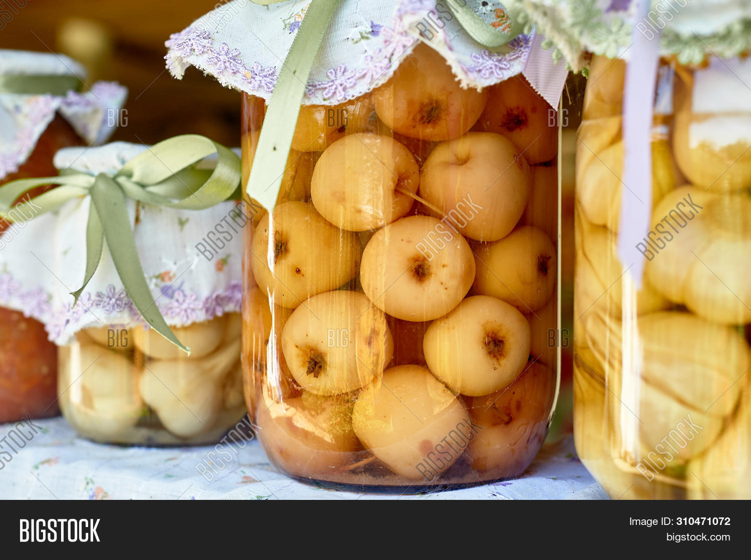 Сладкие яблоки в банке. Сладкие яблоки в банке. Яблоко консервированное. Сладкие яблоки в банке. Сладкие яблоки в банке.
