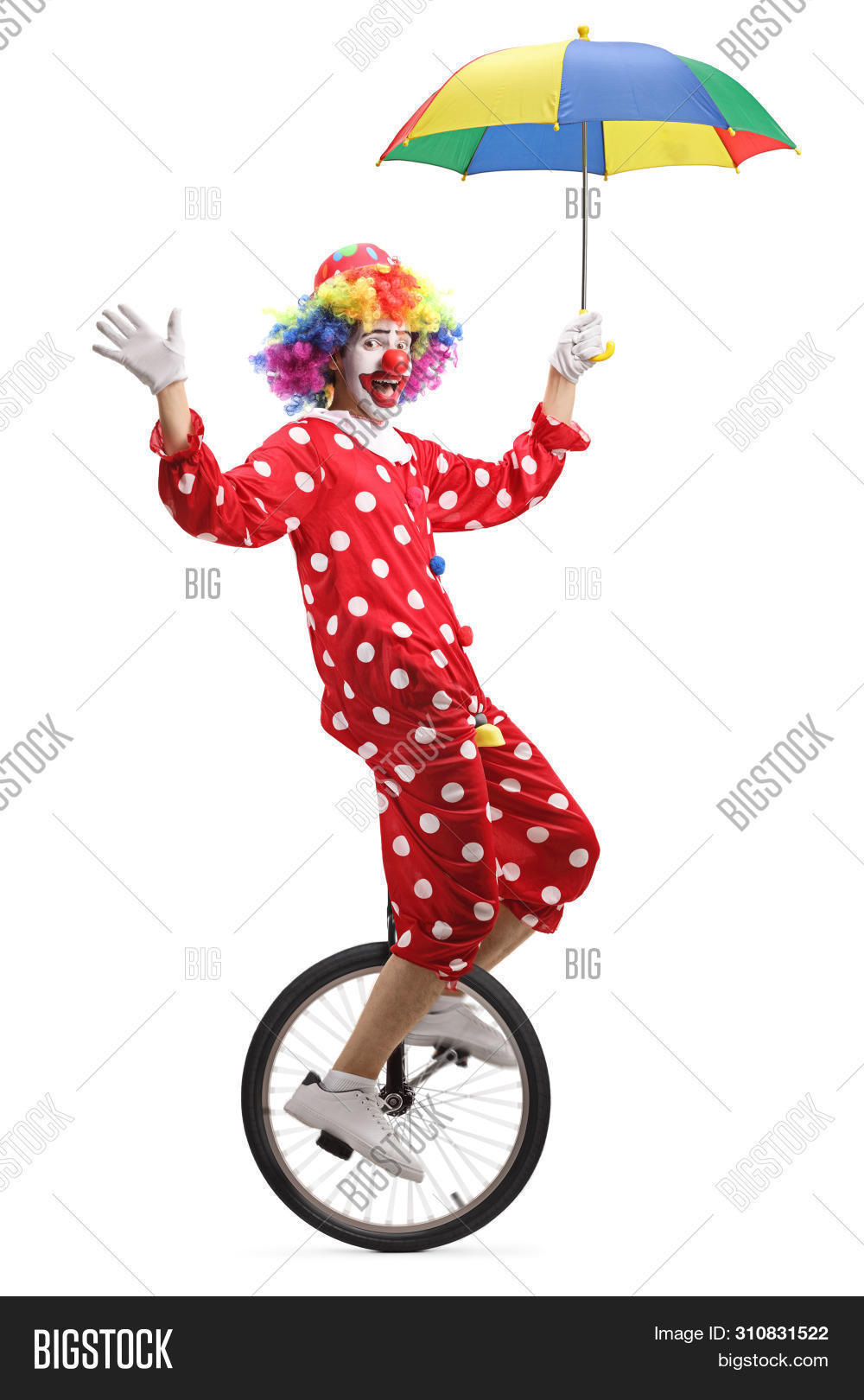 машина «клоун». клоун за рулем. клоун на велосипеде. одноколесный велосипед в цирке. клоун едет.