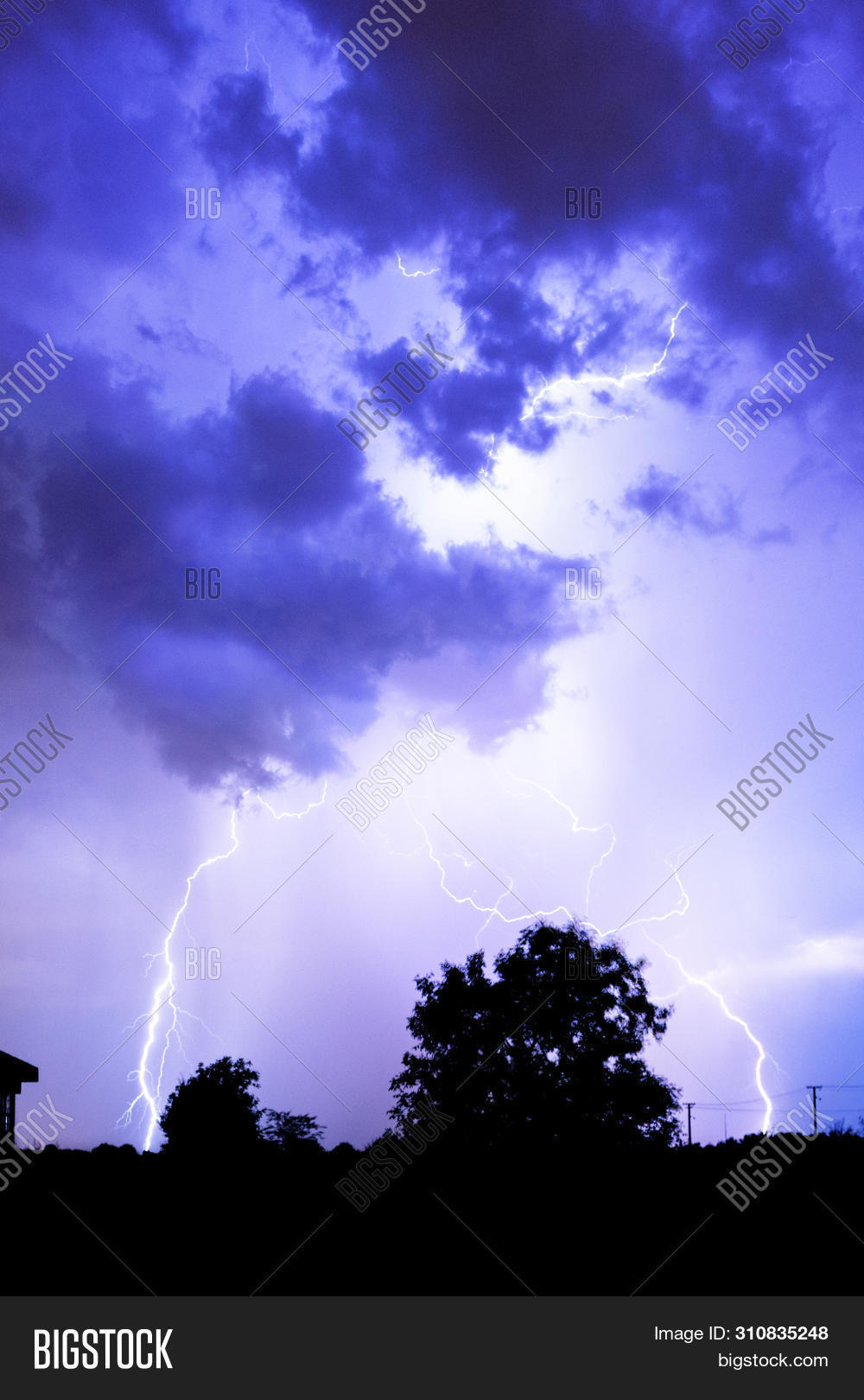 Плоская молния. Молния фото. Вспышка молнии. Гроза. Гроза горизонтальная.