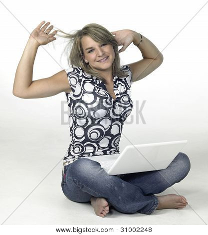 Cute blonde Computing Girl neemt een pauze
