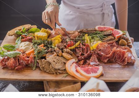 Assorted Ham, Sausage, Mozzarella, Grapefruit, Grapefruit, Date, Basil, Cucumber, Grilled Vegetables