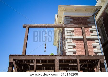 Hangmans Gallows And Noose. Hanging Gallows At The Cochise County Courthouse In Tombstone, Arizona. 