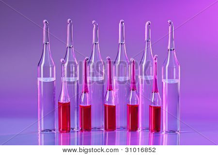 선명한 바이올렛 컬러로 라인에 배열 ampoules