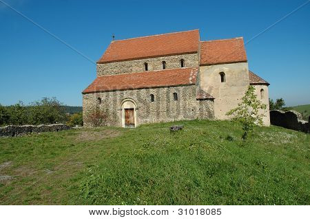 Старая церковь в романском стиле. Cisnadioara (Kisdisznod, Михельсберг), Трансильвании, Румыния