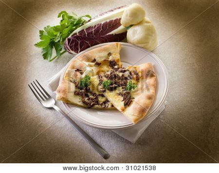 pizza med scamorza och radicchio