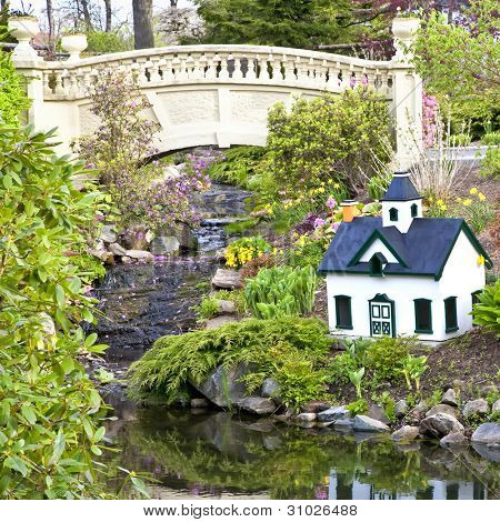 Un giardino pubblico in Halifax, Nova Scotia, dotato di un piccolo ruscello, ponticello del giardino e una modalità in miniatura