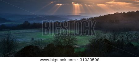 Belle raggi di sole sul paesaggio di campagna inglese