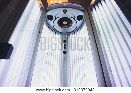 Vertical Tanning Turbo Solarium Light Machine With Glowing Blue Light Ultraviolet Lamps For Tanning 