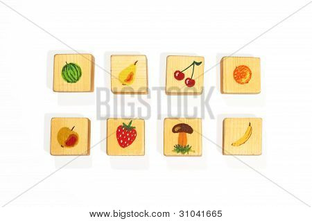 Cubi in legno con frutta separatamente