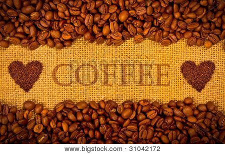 Granos de café en el fondo de arpillera