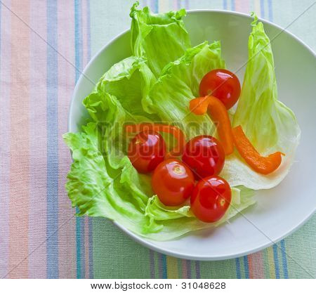 Joyeuses tomates et la laitue dans un saladier