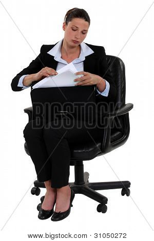 รับเอกสารจาก briefcase businesswoman