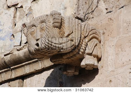 Une image d'une sculpture du visage à Dresde en Allemagne