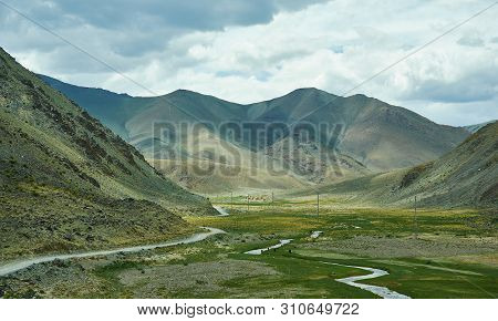 Gorge Holoyn Havzal, Bajan-olgij, Mongolia Nature Landscape
