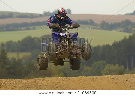 ATV motorcykel rytter hopper
