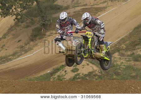 Sidecacross ryttere hoppe med motorcykel