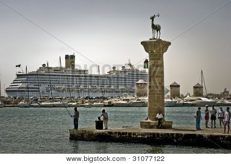 Kreuzfahrtschiff auf Rhodos